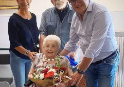 L'artista Maria Rosa Ravera Aira con il sindaco, Marco Gallo, e i dirigenti della casa di riposo cittadina di cui è ospite